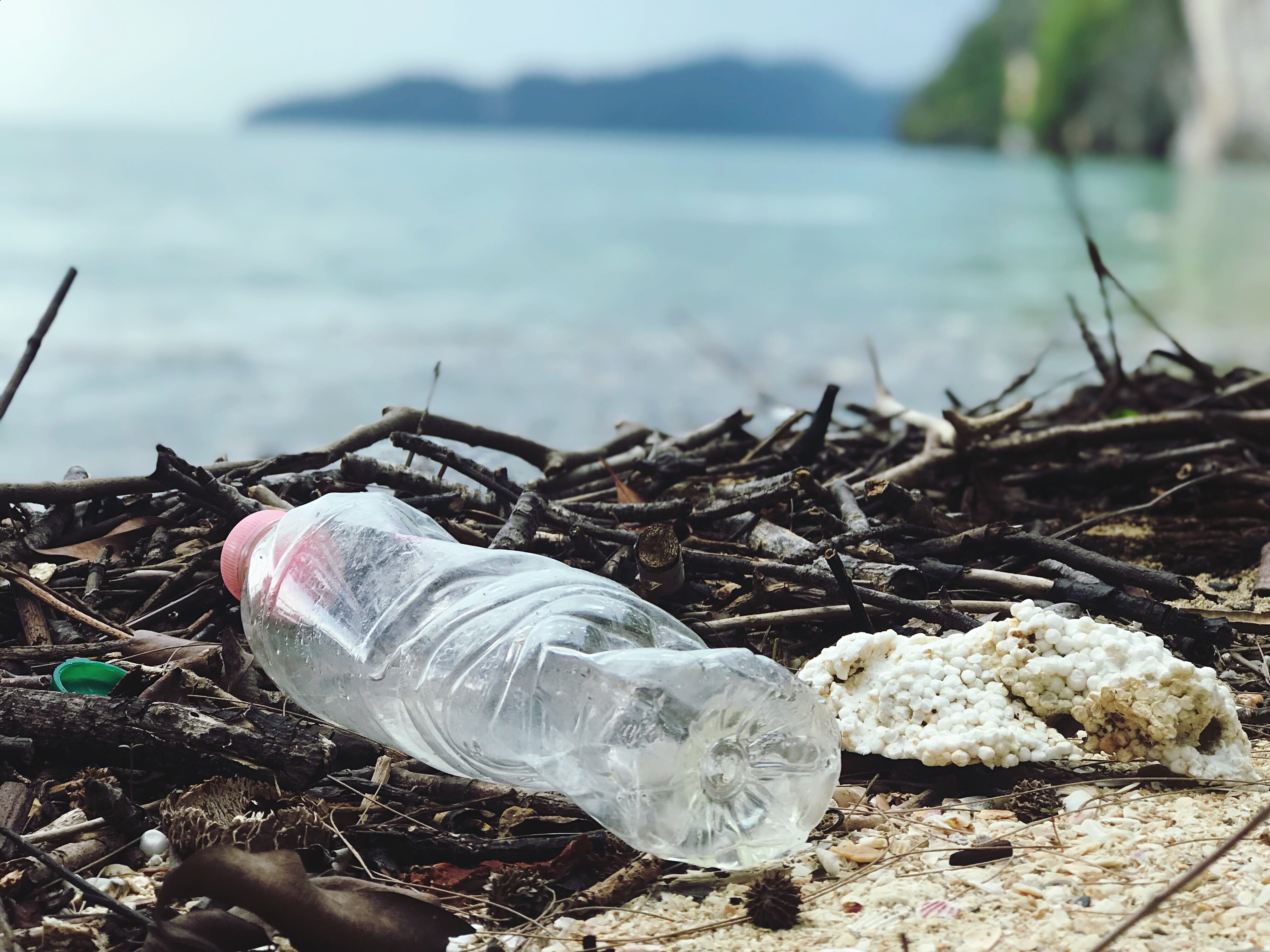 Skąd śmieci na plażach? Wyniki badania RLG Polska ujawniają skalę problemu