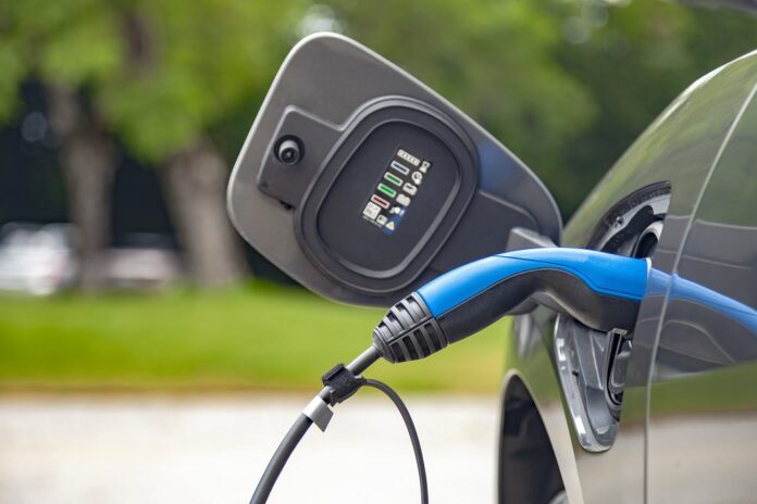 Zbyt mała liczba punktów ładowania może ograniczyć popyt na samochody elektryczne.
