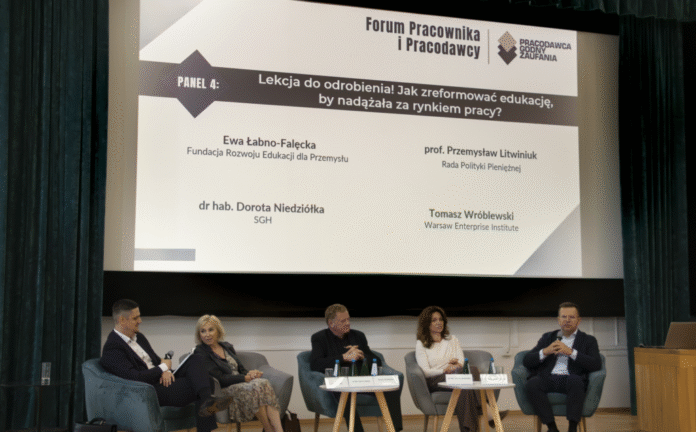 Od lewej: Paweł Dudojc, dr Ewa Łabno-Falęcka, Tomasz Wróblewski, prof. Dorota Niedziółka, prof. Przemysław Litwiniuk.