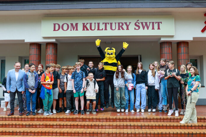 Dzieci z Góry Kalwarii z pszczółką pod Domem Kultury Świt