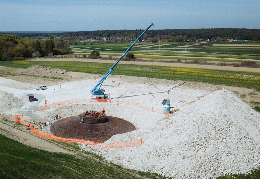 OX2 zakończył prace fundamentowe i przygotowuje montaż turbin na Farmie Wiatrowej Annopol